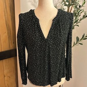 Banana republic black and white blouse size medium fits like a small